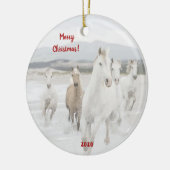 Wilde paarden met kerstversiering keramisch ornament (Links)