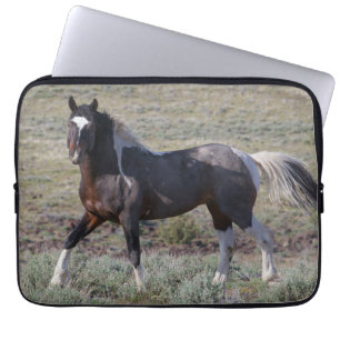 Wilde paarden na een stofbad laptop sleeve