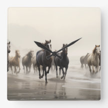 Wilde paarden op een mistig strand