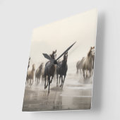 Wilde paarden op een mistig strand vierkante klok (Hoek)