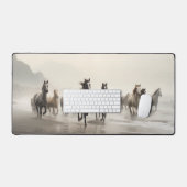 Wilde paarden op een nevelig strand bureaumat (Keyboard & Muis)
