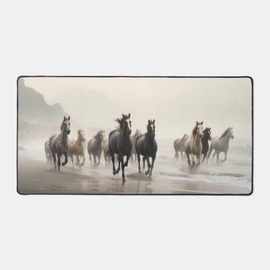 Wilde paarden op een nevelig strand bureaumat (Voorkant)