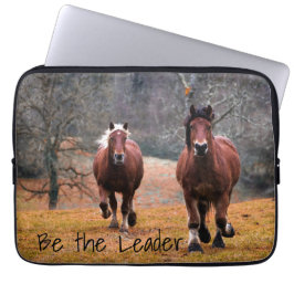 Wilde paarden Racing in Bossen Laptop Sleeve