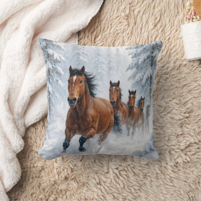 Wilde paarden rennen door een besneeuwd bos kussen (Deken)