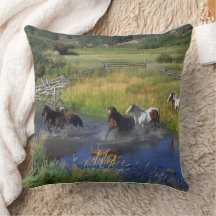 Wilde paarden rennen in weiland kussenhoes