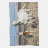 Wilde paarden thuis in het Sandwash-bekken Theedoek (Verticaal)