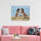 Wilde paardenhengsten vechten canvas afdruk (Insitu (Woonkamer))