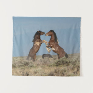Wilde paardenhengsten vechten wandkleed