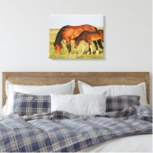 Wilde paardenmoeder en veulen grazen canvas afdruk (Insitu (Slaapkamer))