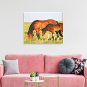 Wilde paardenmoeder en veulen grazen canvas afdruk (Insitu (Woonkamer))