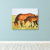 Wilde paardenmoeder en veulen grazen canvas afdruk (Insitu (Houten vloer))