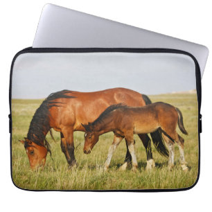Wilde paardenmoeder en veulen grazen laptop sleeve