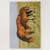 Wilde paardenmoeder en veulen grazen legpuzzel (Verticaal)