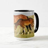 Wilde paardenmoeder en veulen grazen mok (Voorkant rechts)