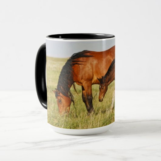 Wilde paardenmoeder en veulen grazen mok (Voorkant links)