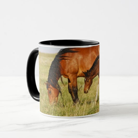 Wilde paardenmoeder en veulen grazen mok (Voorkant links)