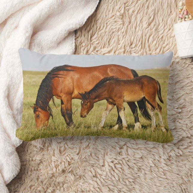 Wilde paardenmoeder en veulen grazend kussen (Deken)