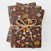 Wilde paddenstoelen op bruin inpakpapier vel (In situ)