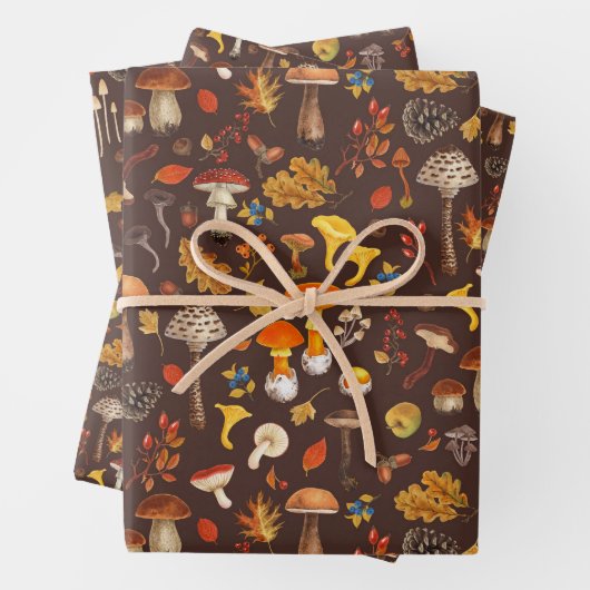 Wilde paddenstoelen op bruin inpakpapier vel (In situ)