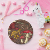 Wilde paddenstoelen op bruin papieren bordje (Feest)