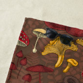 Wilde paddenstoelen op bruin strandlaken (In situ)