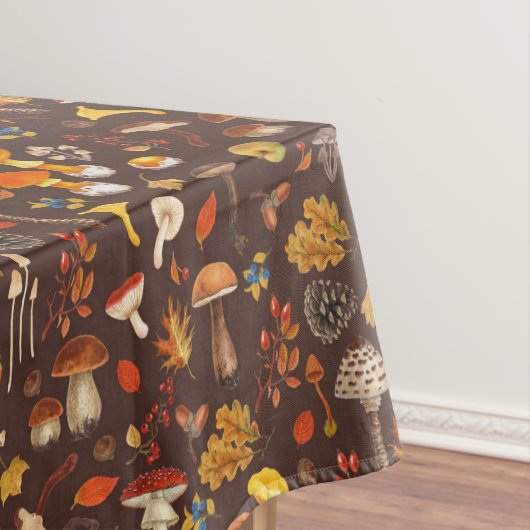 Wilde paddenstoelen op bruin tafelkleed (Voorbeeld)