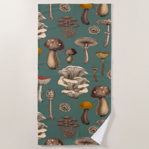 Wilde paddenstoelen op dennen groen strandlaken