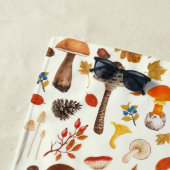 Wilde paddenstoelen op wit strandlaken (In situ)