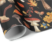 Wilde paddenstoelen op zwart cadeaupapier (Rol Hoek)