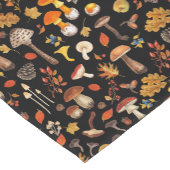 Wilde paddenstoelen op zwart korte tafelloper (Hoek)