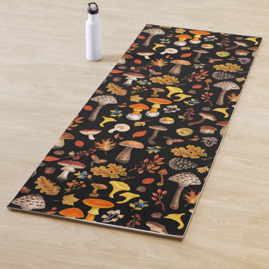 Wilde paddenstoelen op zwart yogamat (In situ)