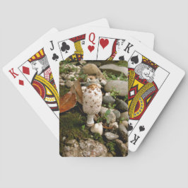 Wilde paddestoel op een mosheuvel pokerkaarten