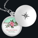 Wilde roze roos bloemen bruiloft mint groene keeps zilver vergulden ketting<br><div class="desc">Wilde roze rose bloemenbruiloftsmunt groen aandenken ketting, met een prachtig wild roos in roze met donkergroene bladeren, rode golflijnen en halftoonelementen op witte en mintgroene achtergrond. Dit moderne, elegante en romantische ontwerp kan worden gebruikt voor speciale gelegenheden zoals verlovingen, bruiloften, verjaardagen, jubilea of Moederdag. Geweldig als een vrijgezellenfeest cadeau voor...</div>