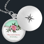 Wilde roze roos bloemen bruiloft mint groene keeps zilver vergulden ketting<br><div class="desc">Wilde roze rose bloemenbruiloftsmunt groen aandenken ketting, met een prachtig wild roos in roze met donkergroene bladeren, rode golflijnen en halftoonelementen op witte en mintgroene achtergrond. Dit moderne, elegante en romantische ontwerp kan worden gebruikt voor speciale gelegenheden zoals verlovingen, bruiloften, verjaardagen, jubilea of Moederdag. Geweldig als een vrijgezellenfeest cadeau voor...</div>