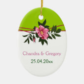 Wilde roze roos bloemenbruiloftslimoen groene keep keramisch ornament (Voorkant)