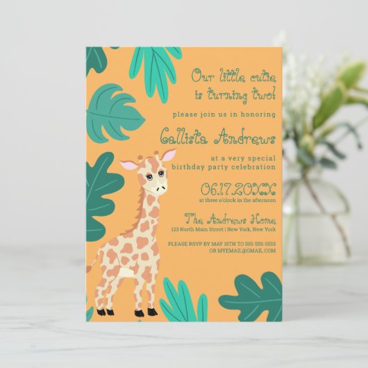 Wilde Schattigee groene Oranje Giraffe Verjaardag Kaart (Staand voorkant)