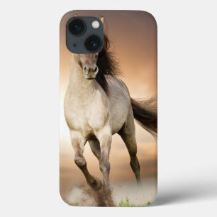 Wilde Stallion op zonsondergang iPhone 13 Hoesje