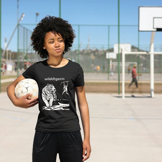 Wilde tijger staren op prooi vrouwen t-shirt