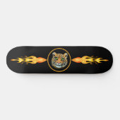 Wilde tijger, vlammen op zwarte skateboard (Horizontaal)