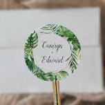Wilde tropische palm Geometric Wedding Envelope Se Ronde Sticker<br><div class="desc">Deze wilde tropische palmgeometrische bruiloft is perfect voor een strand of een bestemmingsprouwerij. Het ontwerp is voorzien van een exotische reeks groene waterverf banaanpalmbladeren,  kannen,  bladeren,  bladeren,  bladeren,  botanische planten en groen voor een tropische zomer. Pas het etiket aan met de namen van de bruid en de bruidegom.</div>