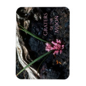 Wilde uienbloemen die groeien tussen Lava Rocks Magneet (Verticaal)