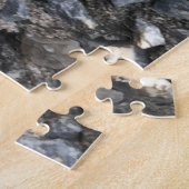 Wilde Viola bloemen groeien uit een ruwe gietwand Legpuzzel (Zijkant)