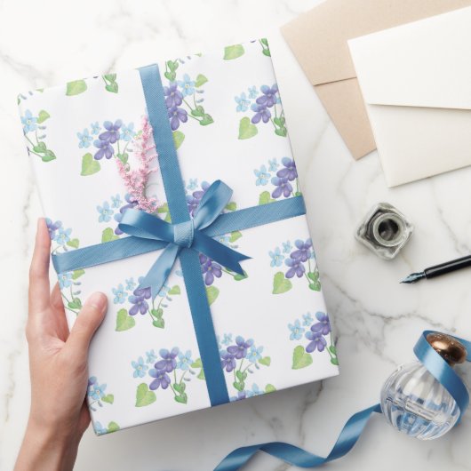 Wilde Violet Flowers Wrapping Paper Cadeaupapier (Geschenken)