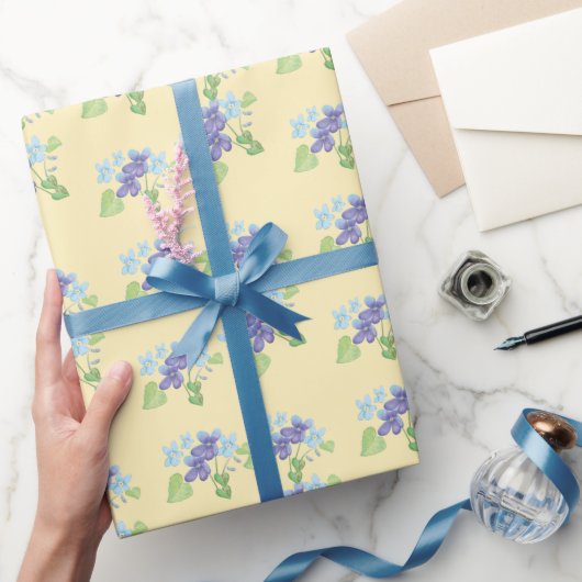 Wilde Violet Flowers Wrapping Paper Cadeaupapier (Geschenken)
