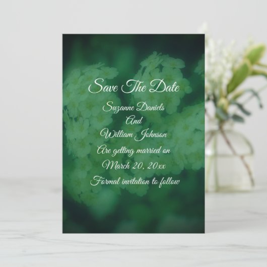 Wilde witte rozen bloemenbruiloft save the date (Staand voorkant)