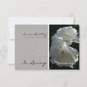 Wilde witte rozen in het liefdevol van geheugenaan kaart (Voorkant)