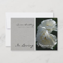 Wilde witte rozen in het liefdevol van geheugenaan kaart