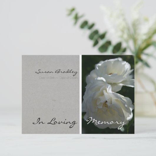 Wilde witte rozen in het liefdevol van geheugenaan kaart (Staand voorkant)