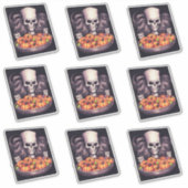 Wilde zelfverzekerde schedel met kleine bange sche sticker (Voorkant)