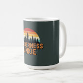 Wilderness junkie retro design koffiemok (Voorkant rechts)